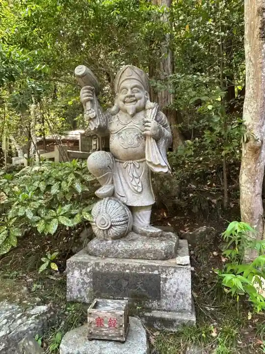 宝登山神社の{uncategorized: "未分類", other: "その他", undefined: "問題あり", building: "その他建物", grave: "お墓", sacred_gate: "鳥居", guardian: "狛犬", statue: "像", buddha: "仏像", history: "歴史", nature: "自然", garden: "庭園", animal: "動物", pagoda: "塔", temizu: "手水舎", mountain_gate: "山門・神門", sanctuary: "本殿・本堂", subordinate: "末社・摂社", art: "芸術", scenery: "景色", jizo: "地蔵", ema: "絵馬", goshuin: "御朱印", omikuji: "おみくじ", items: "授与品その他", amulet: "お守り", goshuincho: "御朱印帳", eats: "食事", festival: "お祭り", votive_dance: "神楽", shichigosan: "七五三参", wedding: "結婚式", experience: "体験その他", initially: "初詣", around: "周辺", anti_infection: "感染症対策"}