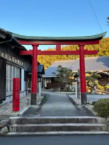 玉三稲荷神社の鳥居