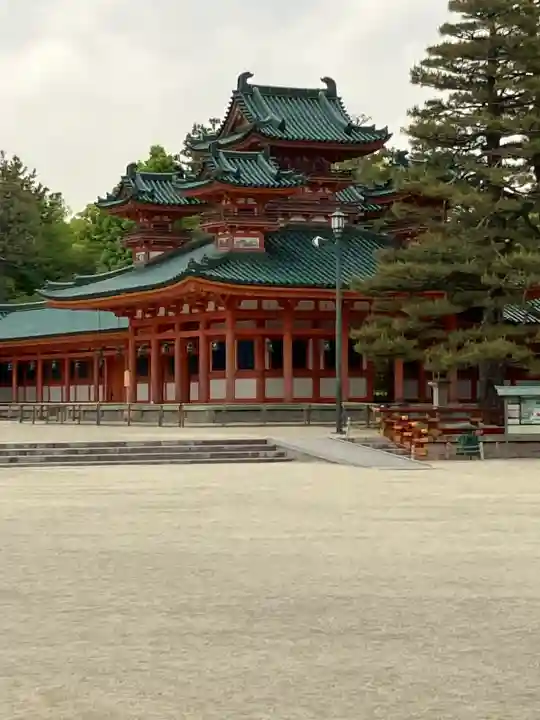 平安神宮の{uncategorized: "未分類", other: "その他", undefined: "問題あり", building: "その他建物", grave: "お墓", sacred_gate: "鳥居", guardian: "狛犬", statue: "像", buddha: "仏像", history: "歴史", nature: "自然", garden: "庭園", animal: "動物", pagoda: "塔", temizu: "手水舎", mountain_gate: "山門・神門", sanctuary: "本殿・本堂", subordinate: "末社・摂社", art: "芸術", scenery: "景色", jizo: "地蔵", ema: "絵馬", goshuin: "御朱印", omikuji: "おみくじ", items: "授与品その他", amulet: "お守り", goshuincho: "御朱印帳", eats: "食事", festival: "お祭り", votive_dance: "神楽", shichigosan: "七五三参", wedding: "結婚式", experience: "体験その他", initially: "初詣", around: "周辺", anti_infection: "感染症対策"}