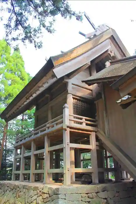 六所神社の本殿