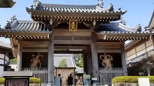 秋葉總本殿可睡斎の山門