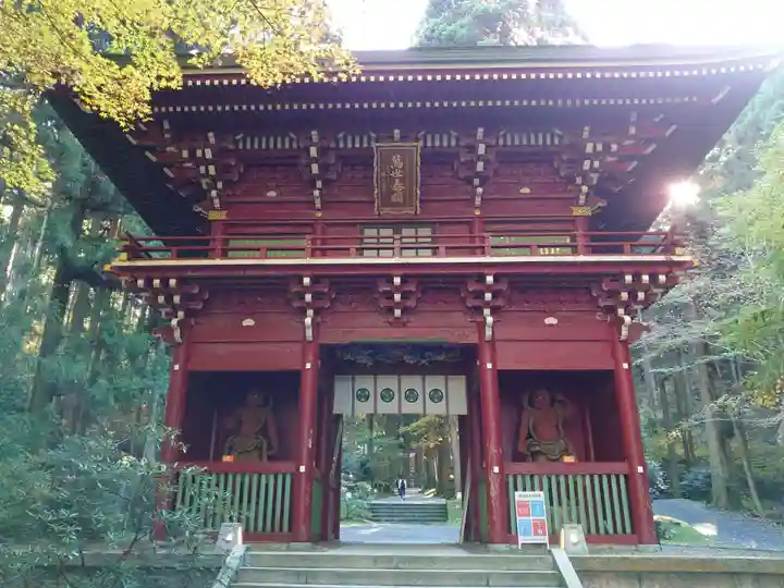 御岩神社の山門・神門