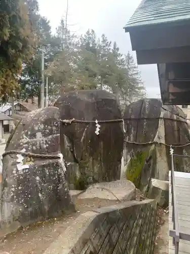三ツ石神社の{uncategorized: "未分類", other: "その他", undefined: "問題あり", building: "その他建物", grave: "お墓", sacred_gate: "鳥居", guardian: "狛犬", statue: "像", buddha: "仏像", history: "歴史", nature: "自然", garden: "庭園", animal: "動物", pagoda: "塔", temizu: "手水舎", mountain_gate: "山門・神門", sanctuary: "本殿・本堂", subordinate: "末社・摂社", art: "芸術", scenery: "景色", jizo: "地蔵", ema: "絵馬", goshuin: "御朱印", omikuji: "おみくじ", items: "授与品その他", amulet: "お守り", goshuincho: "御朱印帳", eats: "食事", festival: "お祭り", votive_dance: "神楽", shichigosan: "七五三参", wedding: "結婚式", experience: "体験その他", initially: "初詣", around: "周辺", anti_infection: "感染症対策"}