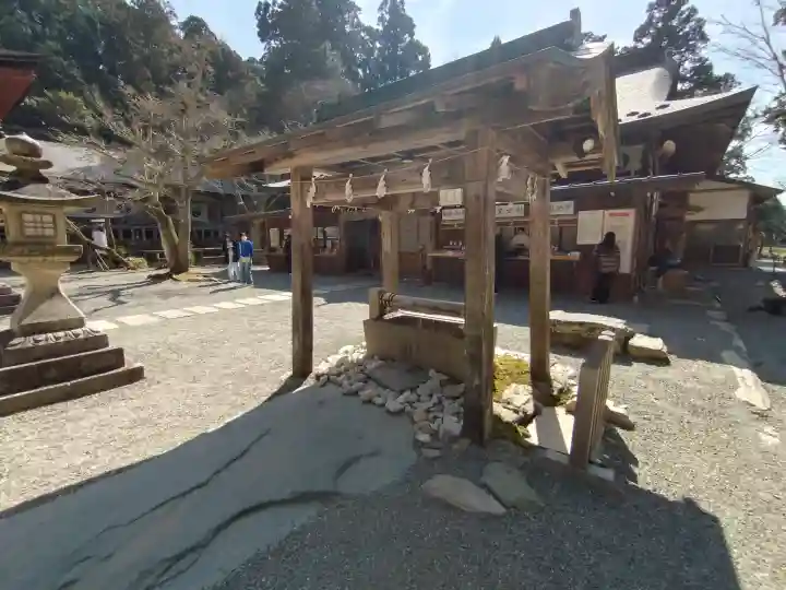 丹生都比売神社の{uncategorized: "未分類", other: "その他", undefined: "問題あり", building: "その他建物", grave: "お墓", sacred_gate: "鳥居", guardian: "狛犬", statue: "像", buddha: "仏像", history: "歴史", nature: "自然", garden: "庭園", animal: "動物", pagoda: "塔", temizu: "手水舎", mountain_gate: "山門・神門", sanctuary: "本殿・本堂", subordinate: "末社・摂社", art: "芸術", scenery: "景色", jizo: "地蔵", ema: "絵馬", goshuin: "御朱印", omikuji: "おみくじ", items: "授与品その他", amulet: "お守り", goshuincho: "御朱印帳", eats: "食事", festival: "お祭り", votive_dance: "神楽", shichigosan: "七五三参", wedding: "結婚式", experience: "体験その他", initially: "初詣", around: "周辺", anti_infection: "感染症対策"}