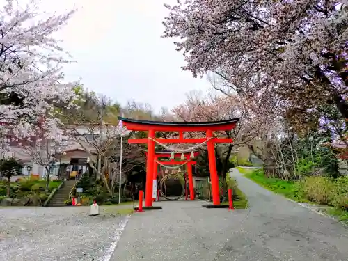 虻田神社の{uncategorized: "未分類", other: "その他", undefined: "問題あり", building: "その他建物", grave: "お墓", sacred_gate: "鳥居", guardian: "狛犬", statue: "像", buddha: "仏像", history: "歴史", nature: "自然", garden: "庭園", animal: "動物", pagoda: "塔", temizu: "手水舎", mountain_gate: "山門・神門", sanctuary: "本殿・本堂", subordinate: "末社・摂社", art: "芸術", scenery: "景色", jizo: "地蔵", ema: "絵馬", goshuin: "御朱印", omikuji: "おみくじ", items: "授与品その他", amulet: "お守り", goshuincho: "御朱印帳", eats: "食事", festival: "お祭り", votive_dance: "神楽", shichigosan: "七五三参", wedding: "結婚式", experience: "体験その他", initially: "初詣", around: "周辺", anti_infection: "感染症対策"}