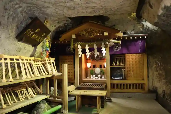 銭洗弁財天宇賀福神社の{uncategorized: "未分類", other: "その他", undefined: "問題あり", building: "その他建物", grave: "お墓", sacred_gate: "鳥居", guardian: "狛犬", statue: "像", buddha: "仏像", history: "歴史", nature: "自然", garden: "庭園", animal: "動物", pagoda: "塔", temizu: "手水舎", mountain_gate: "山門・神門", sanctuary: "本殿・本堂", subordinate: "末社・摂社", art: "芸術", scenery: "景色", jizo: "地蔵", ema: "絵馬", goshuin: "御朱印", omikuji: "おみくじ", items: "授与品その他", amulet: "お守り", goshuincho: "御朱印帳", eats: "食事", festival: "お祭り", votive_dance: "神楽", shichigosan: "七五三参", wedding: "結婚式", experience: "体験その他", initially: "初詣", around: "周辺", anti_infection: "感染症対策"}