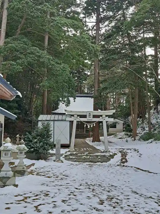 荒神社の{uncategorized: "未分類", other: "その他", undefined: "問題あり", building: "その他建物", grave: "お墓", sacred_gate: "鳥居", guardian: "狛犬", statue: "像", buddha: "仏像", history: "歴史", nature: "自然", garden: "庭園", animal: "動物", pagoda: "塔", temizu: "手水舎", mountain_gate: "山門・神門", sanctuary: "本殿・本堂", subordinate: "末社・摂社", art: "芸術", scenery: "景色", jizo: "地蔵", ema: "絵馬", goshuin: "御朱印", omikuji: "おみくじ", items: "授与品その他", amulet: "お守り", goshuincho: "御朱印帳", eats: "食事", festival: "お祭り", votive_dance: "神楽", shichigosan: "七五三参", wedding: "結婚式", experience: "体験その他", initially: "初詣", around: "周辺", anti_infection: "感染症対策"}