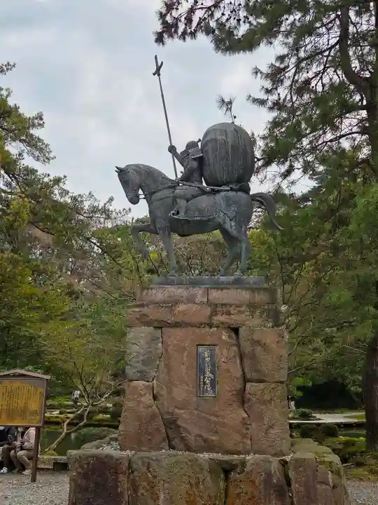尾山神社の{uncategorized: "未分類", other: "その他", undefined: "問題あり", building: "その他建物", grave: "お墓", sacred_gate: "鳥居", guardian: "狛犬", statue: "像", buddha: "仏像", history: "歴史", nature: "自然", garden: "庭園", animal: "動物", pagoda: "塔", temizu: "手水舎", mountain_gate: "山門・神門", sanctuary: "本殿・本堂", subordinate: "末社・摂社", art: "芸術", scenery: "景色", jizo: "地蔵", ema: "絵馬", goshuin: "御朱印", omikuji: "おみくじ", items: "授与品その他", amulet: "お守り", goshuincho: "御朱印帳", eats: "食事", festival: "お祭り", votive_dance: "神楽", shichigosan: "七五三参", wedding: "結婚式", experience: "体験その他", initially: "初詣", around: "周辺", anti_infection: "感染症対策"}