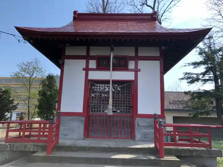 空知稲荷神社(空知神社)の{uncategorized: "未分類", other: "その他", undefined: "問題あり", building: "その他建物", grave: "お墓", sacred_gate: "鳥居", guardian: "狛犬", statue: "像", buddha: "仏像", history: "歴史", nature: "自然", garden: "庭園", animal: "動物", pagoda: "塔", temizu: "手水舎", mountain_gate: "山門・神門", sanctuary: "本殿・本堂", subordinate: "末社・摂社", art: "芸術", scenery: "景色", jizo: "地蔵", ema: "絵馬", goshuin: "御朱印", omikuji: "おみくじ", items: "授与品その他", amulet: "お守り", goshuincho: "御朱印帳", eats: "食事", festival: "お祭り", votive_dance: "神楽", shichigosan: "七五三参", wedding: "結婚式", experience: "体験その他", initially: "初詣", around: "周辺", anti_infection: "感染症対策"}