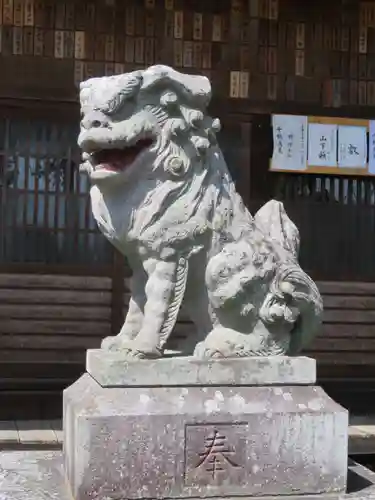 山梨岡神社の狛犬