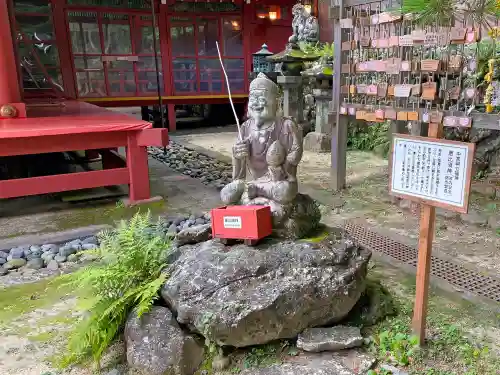 日光二荒山神社中宮祠の像