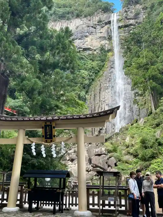 飛瀧神社(熊野那智大社別宮)の{uncategorized: "未分類", other: "その他", undefined: "問題あり", building: "その他建物", grave: "お墓", sacred_gate: "鳥居", guardian: "狛犬", statue: "像", buddha: "仏像", history: "歴史", nature: "自然", garden: "庭園", animal: "動物", pagoda: "塔", temizu: "手水舎", mountain_gate: "山門・神門", sanctuary: "本殿・本堂", subordinate: "末社・摂社", art: "芸術", scenery: "景色", jizo: "地蔵", ema: "絵馬", goshuin: "御朱印", omikuji: "おみくじ", items: "授与品その他", amulet: "お守り", goshuincho: "御朱印帳", eats: "食事", festival: "お祭り", votive_dance: "神楽", shichigosan: "七五三参", wedding: "結婚式", experience: "体験その他", initially: "初詣", around: "周辺", anti_infection: "感染症対策"}