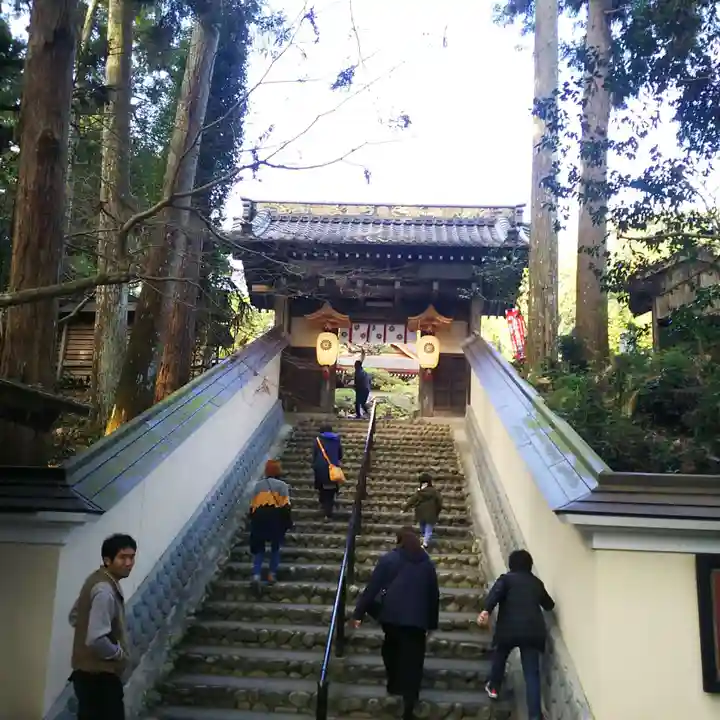 目の霊山 油山寺の山門・神門