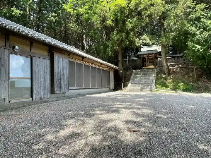 稲荷神社 (甲南町稗谷)の{uncategorized: "未分類", other: "その他", undefined: "問題あり", building: "その他建物", grave: "お墓", sacred_gate: "鳥居", guardian: "狛犬", statue: "像", buddha: "仏像", history: "歴史", nature: "自然", garden: "庭園", animal: "動物", pagoda: "塔", temizu: "手水舎", mountain_gate: "山門・神門", sanctuary: "本殿・本堂", subordinate: "末社・摂社", art: "芸術", scenery: "景色", jizo: "地蔵", ema: "絵馬", goshuin: "御朱印", omikuji: "おみくじ", items: "授与品その他", amulet: "お守り", goshuincho: "御朱印帳", eats: "食事", festival: "お祭り", votive_dance: "神楽", shichigosan: "七五三参", wedding: "結婚式", experience: "体験その他", initially: "初詣", around: "周辺", anti_infection: "感染症対策"}