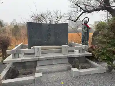寛永寺不忍池弁天堂の{uncategorized: "未分類", other: "その他", undefined: "問題あり", building: "その他建物", grave: "お墓", sacred_gate: "鳥居", guardian: "狛犬", statue: "像", buddha: "仏像", history: "歴史", nature: "自然", garden: "庭園", animal: "動物", pagoda: "塔", temizu: "手水舎", mountain_gate: "山門・神門", sanctuary: "本殿・本堂", subordinate: "末社・摂社", art: "芸術", scenery: "景色", jizo: "地蔵", ema: "絵馬", goshuin: "御朱印", omikuji: "おみくじ", items: "授与品その他", amulet: "お守り", goshuincho: "御朱印帳", eats: "食事", festival: "お祭り", votive_dance: "神楽", shichigosan: "七五三参", wedding: "結婚式", experience: "体験その他", initially: "初詣", around: "周辺", anti_infection: "感染症対策"}