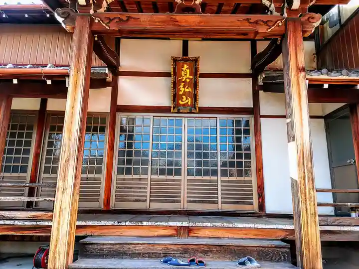 信流寺の本殿・本堂