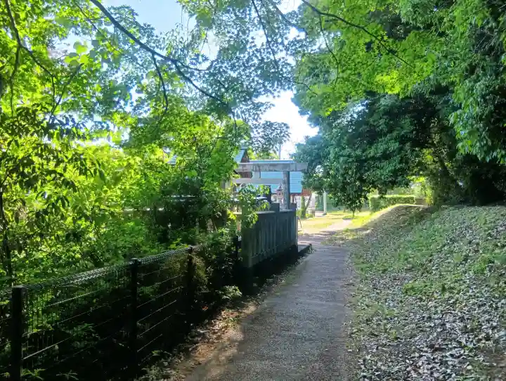 龍神神社の{uncategorized: "未分類", other: "その他", undefined: "問題あり", building: "その他建物", grave: "お墓", sacred_gate: "鳥居", guardian: "狛犬", statue: "像", buddha: "仏像", history: "歴史", nature: "自然", garden: "庭園", animal: "動物", pagoda: "塔", temizu: "手水舎", mountain_gate: "山門・神門", sanctuary: "本殿・本堂", subordinate: "末社・摂社", art: "芸術", scenery: "景色", jizo: "地蔵", ema: "絵馬", goshuin: "御朱印", omikuji: "おみくじ", items: "授与品その他", amulet: "お守り", goshuincho: "御朱印帳", eats: "食事", festival: "お祭り", votive_dance: "神楽", shichigosan: "七五三参", wedding: "結婚式", experience: "体験その他", initially: "初詣", around: "周辺", anti_infection: "感染症対策"}