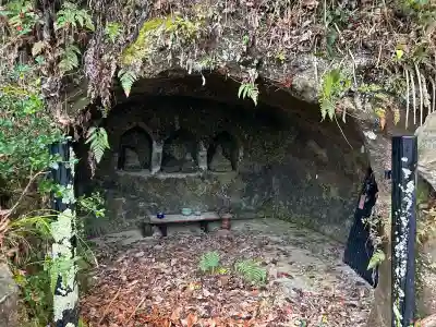 日運寺の{uncategorized: "未分類", other: "その他", undefined: "問題あり", building: "その他建物", grave: "お墓", sacred_gate: "鳥居", guardian: "狛犬", statue: "像", buddha: "仏像", history: "歴史", nature: "自然", garden: "庭園", animal: "動物", pagoda: "塔", temizu: "手水舎", mountain_gate: "山門・神門", sanctuary: "本殿・本堂", subordinate: "末社・摂社", art: "芸術", scenery: "景色", jizo: "地蔵", ema: "絵馬", goshuin: "御朱印", omikuji: "おみくじ", items: "授与品その他", amulet: "お守り", goshuincho: "御朱印帳", eats: "食事", festival: "お祭り", votive_dance: "神楽", shichigosan: "七五三参", wedding: "結婚式", experience: "体験その他", initially: "初詣", around: "周辺", anti_infection: "感染症対策"}
