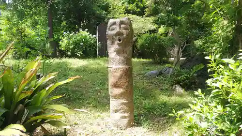 高麗神社の像