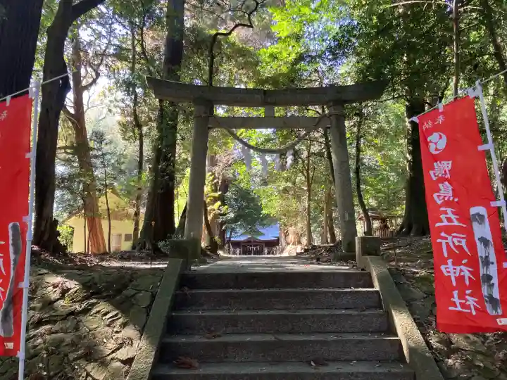 鴨鳥五所神社の{uncategorized: "未分類", other: "その他", undefined: "問題あり", building: "その他建物", grave: "お墓", sacred_gate: "鳥居", guardian: "狛犬", statue: "像", buddha: "仏像", history: "歴史", nature: "自然", garden: "庭園", animal: "動物", pagoda: "塔", temizu: "手水舎", mountain_gate: "山門・神門", sanctuary: "本殿・本堂", subordinate: "末社・摂社", art: "芸術", scenery: "景色", jizo: "地蔵", ema: "絵馬", goshuin: "御朱印", omikuji: "おみくじ", items: "授与品その他", amulet: "お守り", goshuincho: "御朱印帳", eats: "食事", festival: "お祭り", votive_dance: "神楽", shichigosan: "七五三参", wedding: "結婚式", experience: "体験その他", initially: "初詣", around: "周辺", anti_infection: "感染症対策"}