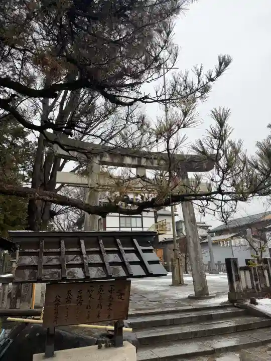 八剣神社の{uncategorized: "未分類", other: "その他", undefined: "問題あり", building: "その他建物", grave: "お墓", sacred_gate: "鳥居", guardian: "狛犬", statue: "像", buddha: "仏像", history: "歴史", nature: "自然", garden: "庭園", animal: "動物", pagoda: "塔", temizu: "手水舎", mountain_gate: "山門・神門", sanctuary: "本殿・本堂", subordinate: "末社・摂社", art: "芸術", scenery: "景色", jizo: "地蔵", ema: "絵馬", goshuin: "御朱印", omikuji: "おみくじ", items: "授与品その他", amulet: "お守り", goshuincho: "御朱印帳", eats: "食事", festival: "お祭り", votive_dance: "神楽", shichigosan: "七五三参", wedding: "結婚式", experience: "体験その他", initially: "初詣", around: "周辺", anti_infection: "感染症対策"}