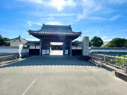 雲龍山 本證寺の山門