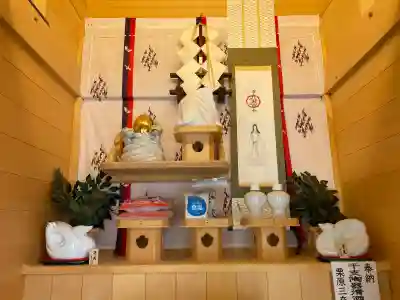 厳島神社（川越熊野神社境内）の{uncategorized: "未分類", other: "その他", undefined: "問題あり", building: "その他建物", grave: "お墓", sacred_gate: "鳥居", guardian: "狛犬", statue: "像", buddha: "仏像", history: "歴史", nature: "自然", garden: "庭園", animal: "動物", pagoda: "塔", temizu: "手水舎", mountain_gate: "山門・神門", sanctuary: "本殿・本堂", subordinate: "末社・摂社", art: "芸術", scenery: "景色", jizo: "地蔵", ema: "絵馬", goshuin: "御朱印", omikuji: "おみくじ", items: "授与品その他", amulet: "お守り", goshuincho: "御朱印帳", eats: "食事", festival: "お祭り", votive_dance: "神楽", shichigosan: "七五三参", wedding: "結婚式", experience: "体験その他", initially: "初詣", around: "周辺", anti_infection: "感染症対策"}