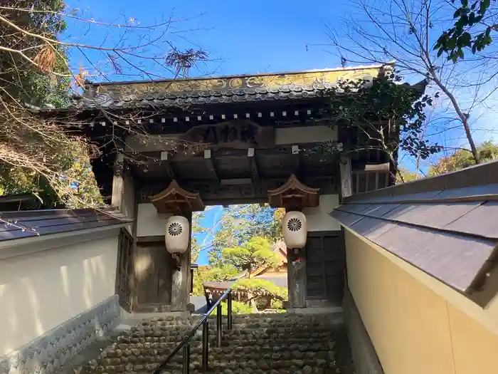 目の霊山　油山寺の山門