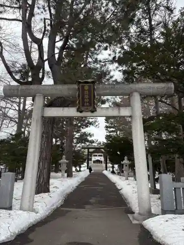 篠路神社の{uncategorized: "未分類", other: "その他", undefined: "問題あり", building: "その他建物", grave: "お墓", sacred_gate: "鳥居", guardian: "狛犬", statue: "像", buddha: "仏像", history: "歴史", nature: "自然", garden: "庭園", animal: "動物", pagoda: "塔", temizu: "手水舎", mountain_gate: "山門・神門", sanctuary: "本殿・本堂", subordinate: "末社・摂社", art: "芸術", scenery: "景色", jizo: "地蔵", ema: "絵馬", goshuin: "御朱印", omikuji: "おみくじ", items: "授与品その他", amulet: "お守り", goshuincho: "御朱印帳", eats: "食事", festival: "お祭り", votive_dance: "神楽", shichigosan: "七五三参", wedding: "結婚式", experience: "体験その他", initially: "初詣", around: "周辺", anti_infection: "感染症対策"}