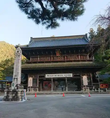 久遠寺の山門