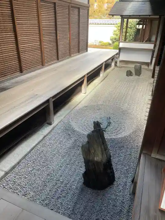 大徳寺の{uncategorized: "未分類", other: "その他", undefined: "問題あり", building: "その他建物", grave: "お墓", sacred_gate: "鳥居", guardian: "狛犬", statue: "像", buddha: "仏像", history: "歴史", nature: "自然", garden: "庭園", animal: "動物", pagoda: "塔", temizu: "手水舎", mountain_gate: "山門・神門", sanctuary: "本殿・本堂", subordinate: "末社・摂社", art: "芸術", scenery: "景色", jizo: "地蔵", ema: "絵馬", goshuin: "御朱印", omikuji: "おみくじ", items: "授与品その他", amulet: "お守り", goshuincho: "御朱印帳", eats: "食事", festival: "お祭り", votive_dance: "神楽", shichigosan: "七五三参", wedding: "結婚式", experience: "体験その他", initially: "初詣", around: "周辺", anti_infection: "感染症対策"}