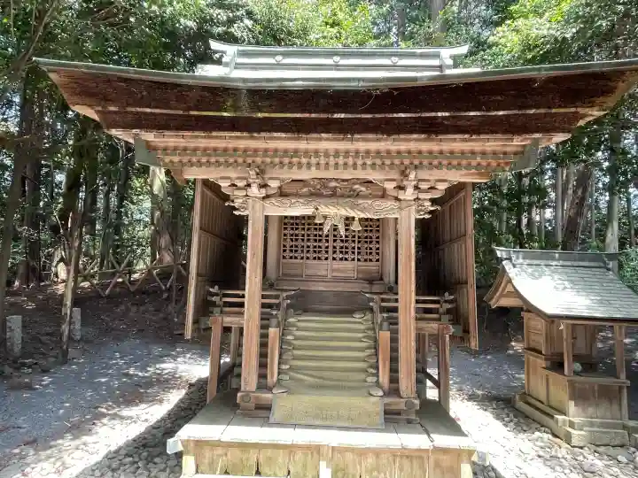 稲荷神社 (甲南町稗谷)の{uncategorized: "未分類", other: "その他", undefined: "問題あり", building: "その他建物", grave: "お墓", sacred_gate: "鳥居", guardian: "狛犬", statue: "像", buddha: "仏像", history: "歴史", nature: "自然", garden: "庭園", animal: "動物", pagoda: "塔", temizu: "手水舎", mountain_gate: "山門・神門", sanctuary: "本殿・本堂", subordinate: "末社・摂社", art: "芸術", scenery: "景色", jizo: "地蔵", ema: "絵馬", goshuin: "御朱印", omikuji: "おみくじ", items: "授与品その他", amulet: "お守り", goshuincho: "御朱印帳", eats: "食事", festival: "お祭り", votive_dance: "神楽", shichigosan: "七五三参", wedding: "結婚式", experience: "体験その他", initially: "初詣", around: "周辺", anti_infection: "感染症対策"}