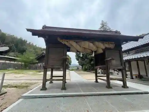 揖夜神社の{uncategorized: "未分類", other: "その他", undefined: "問題あり", building: "その他建物", grave: "お墓", sacred_gate: "鳥居", guardian: "狛犬", statue: "像", buddha: "仏像", history: "歴史", nature: "自然", garden: "庭園", animal: "動物", pagoda: "塔", temizu: "手水舎", mountain_gate: "山門・神門", sanctuary: "本殿・本堂", subordinate: "末社・摂社", art: "芸術", scenery: "景色", jizo: "地蔵", ema: "絵馬", goshuin: "御朱印", omikuji: "おみくじ", items: "授与品その他", amulet: "お守り", goshuincho: "御朱印帳", eats: "食事", festival: "お祭り", votive_dance: "神楽", shichigosan: "七五三参", wedding: "結婚式", experience: "体験その他", initially: "初詣", around: "周辺", anti_infection: "感染症対策"}