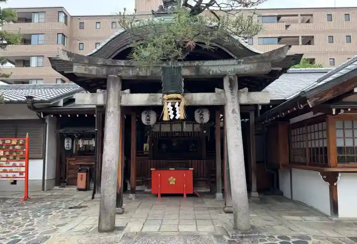 京都ゑびす神社の{uncategorized: "未分類", other: "その他", undefined: "問題あり", building: "その他建物", grave: "お墓", sacred_gate: "鳥居", guardian: "狛犬", statue: "像", buddha: "仏像", history: "歴史", nature: "自然", garden: "庭園", animal: "動物", pagoda: "塔", temizu: "手水舎", mountain_gate: "山門・神門", sanctuary: "本殿・本堂", subordinate: "末社・摂社", art: "芸術", scenery: "景色", jizo: "地蔵", ema: "絵馬", goshuin: "御朱印", omikuji: "おみくじ", items: "授与品その他", amulet: "お守り", goshuincho: "御朱印帳", eats: "食事", festival: "お祭り", votive_dance: "神楽", shichigosan: "七五三参", wedding: "結婚式", experience: "体験その他", initially: "初詣", around: "周辺", anti_infection: "感染症対策"}