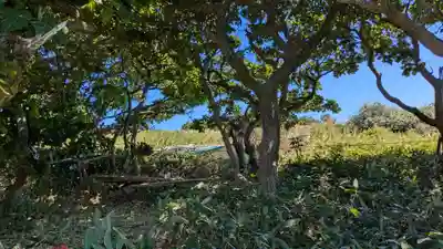 歌露稲荷神社の庭園