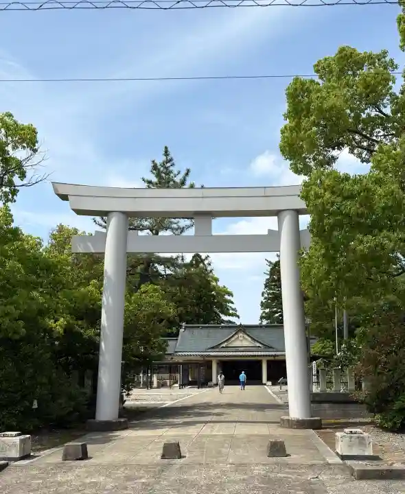福井県護国神社の{uncategorized: "未分類", other: "その他", undefined: "問題あり", building: "その他建物", grave: "お墓", sacred_gate: "鳥居", guardian: "狛犬", statue: "像", buddha: "仏像", history: "歴史", nature: "自然", garden: "庭園", animal: "動物", pagoda: "塔", temizu: "手水舎", mountain_gate: "山門・神門", sanctuary: "本殿・本堂", subordinate: "末社・摂社", art: "芸術", scenery: "景色", jizo: "地蔵", ema: "絵馬", goshuin: "御朱印", omikuji: "おみくじ", items: "授与品その他", amulet: "お守り", goshuincho: "御朱印帳", eats: "食事", festival: "お祭り", votive_dance: "神楽", shichigosan: "七五三参", wedding: "結婚式", experience: "体験その他", initially: "初詣", around: "周辺", anti_infection: "感染症対策"}