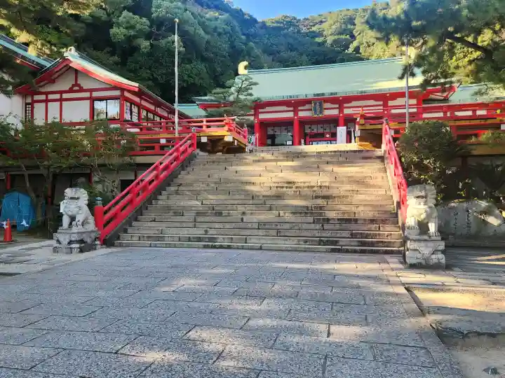 赤間神宮の{uncategorized: "未分類", other: "その他", undefined: "問題あり", building: "その他建物", grave: "お墓", sacred_gate: "鳥居", guardian: "狛犬", statue: "像", buddha: "仏像", history: "歴史", nature: "自然", garden: "庭園", animal: "動物", pagoda: "塔", temizu: "手水舎", mountain_gate: "山門・神門", sanctuary: "本殿・本堂", subordinate: "末社・摂社", art: "芸術", scenery: "景色", jizo: "地蔵", ema: "絵馬", goshuin: "御朱印", omikuji: "おみくじ", items: "授与品その他", amulet: "お守り", goshuincho: "御朱印帳", eats: "食事", festival: "お祭り", votive_dance: "神楽", shichigosan: "七五三参", wedding: "結婚式", experience: "体験その他", initially: "初詣", around: "周辺", anti_infection: "感染症対策"}