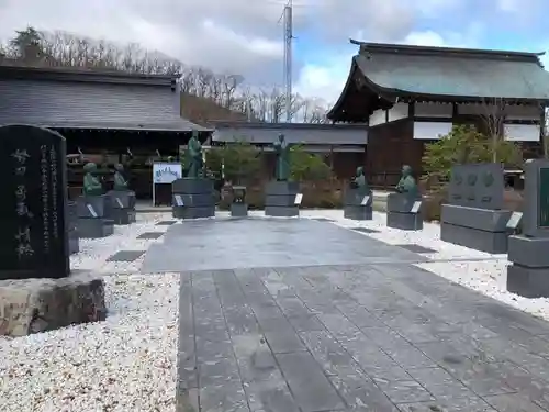 象山神社の像