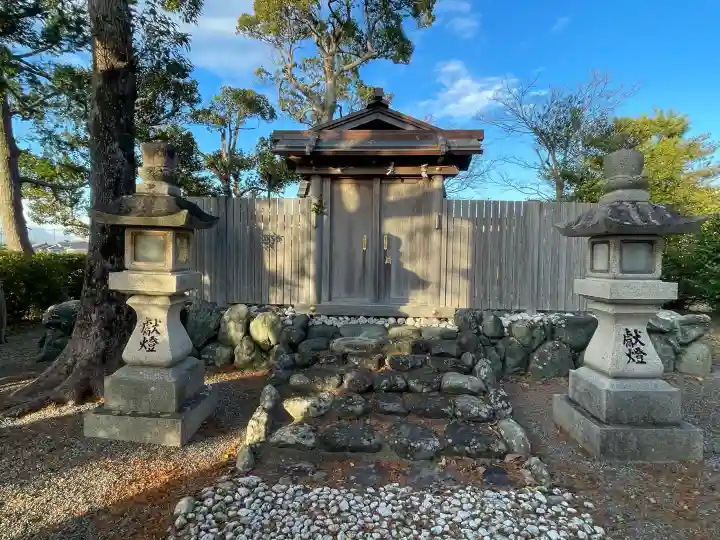 日和神社の{uncategorized: "未分類", other: "その他", undefined: "問題あり", building: "その他建物", grave: "お墓", sacred_gate: "鳥居", guardian: "狛犬", statue: "像", buddha: "仏像", history: "歴史", nature: "自然", garden: "庭園", animal: "動物", pagoda: "塔", temizu: "手水舎", mountain_gate: "山門・神門", sanctuary: "本殿・本堂", subordinate: "末社・摂社", art: "芸術", scenery: "景色", jizo: "地蔵", ema: "絵馬", goshuin: "御朱印", omikuji: "おみくじ", items: "授与品その他", amulet: "お守り", goshuincho: "御朱印帳", eats: "食事", festival: "お祭り", votive_dance: "神楽", shichigosan: "七五三参", wedding: "結婚式", experience: "体験その他", initially: "初詣", around: "周辺", anti_infection: "感染症対策"}