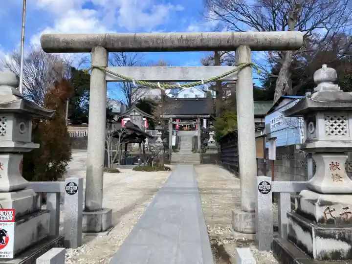 諏訪神社の{uncategorized: "未分類", other: "その他", undefined: "問題あり", building: "その他建物", grave: "お墓", sacred_gate: "鳥居", guardian: "狛犬", statue: "像", buddha: "仏像", history: "歴史", nature: "自然", garden: "庭園", animal: "動物", pagoda: "塔", temizu: "手水舎", mountain_gate: "山門・神門", sanctuary: "本殿・本堂", subordinate: "末社・摂社", art: "芸術", scenery: "景色", jizo: "地蔵", ema: "絵馬", goshuin: "御朱印", omikuji: "おみくじ", items: "授与品その他", amulet: "お守り", goshuincho: "御朱印帳", eats: "食事", festival: "お祭り", votive_dance: "神楽", shichigosan: "七五三参", wedding: "結婚式", experience: "体験その他", initially: "初詣", around: "周辺", anti_infection: "感染症対策"}