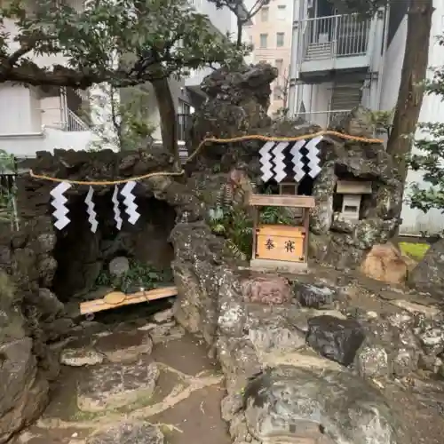羽衣町厳島神社（関内厳島神社・横浜弁天）の{uncategorized: "未分類", other: "その他", undefined: "問題あり", building: "その他建物", grave: "お墓", sacred_gate: "鳥居", guardian: "狛犬", statue: "像", buddha: "仏像", history: "歴史", nature: "自然", garden: "庭園", animal: "動物", pagoda: "塔", temizu: "手水舎", mountain_gate: "山門・神門", sanctuary: "本殿・本堂", subordinate: "末社・摂社", art: "芸術", scenery: "景色", jizo: "地蔵", ema: "絵馬", goshuin: "御朱印", omikuji: "おみくじ", items: "授与品その他", amulet: "お守り", goshuincho: "御朱印帳", eats: "食事", festival: "お祭り", votive_dance: "神楽", shichigosan: "七五三参", wedding: "結婚式", experience: "体験その他", initially: "初詣", around: "周辺", anti_infection: "感染症対策"}
