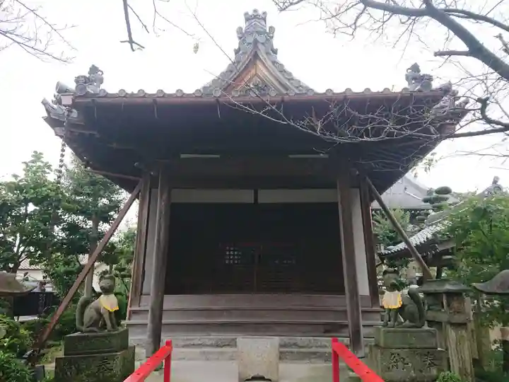 苅安賀稲荷の本殿・本堂