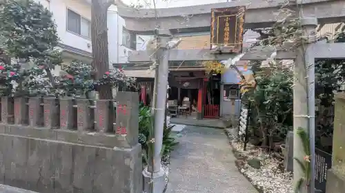 讃岐小白稲荷神社の{uncategorized: "未分類", other: "その他", undefined: "問題あり", building: "その他建物", grave: "お墓", sacred_gate: "鳥居", guardian: "狛犬", statue: "像", buddha: "仏像", history: "歴史", nature: "自然", garden: "庭園", animal: "動物", pagoda: "塔", temizu: "手水舎", mountain_gate: "山門・神門", sanctuary: "本殿・本堂", subordinate: "末社・摂社", art: "芸術", scenery: "景色", jizo: "地蔵", ema: "絵馬", goshuin: "御朱印", omikuji: "おみくじ", items: "授与品その他", amulet: "お守り", goshuincho: "御朱印帳", eats: "食事", festival: "お祭り", votive_dance: "神楽", shichigosan: "七五三参", wedding: "結婚式", experience: "体験その他", initially: "初詣", around: "周辺", anti_infection: "感染症対策"}