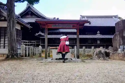 八劔神社（西端八劔神社）の{uncategorized: "未分類", other: "その他", undefined: "問題あり", building: "その他建物", grave: "お墓", sacred_gate: "鳥居", guardian: "狛犬", statue: "像", buddha: "仏像", history: "歴史", nature: "自然", garden: "庭園", animal: "動物", pagoda: "塔", temizu: "手水舎", mountain_gate: "山門・神門", sanctuary: "本殿・本堂", subordinate: "末社・摂社", art: "芸術", scenery: "景色", jizo: "地蔵", ema: "絵馬", goshuin: "御朱印", omikuji: "おみくじ", items: "授与品その他", amulet: "お守り", goshuincho: "御朱印帳", eats: "食事", festival: "お祭り", votive_dance: "神楽", shichigosan: "七五三参", wedding: "結婚式", experience: "体験その他", initially: "初詣", around: "周辺", anti_infection: "感染症対策"}