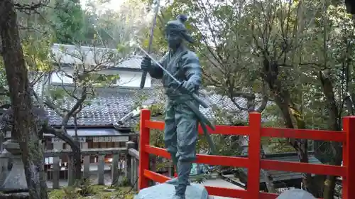 八大神社の像