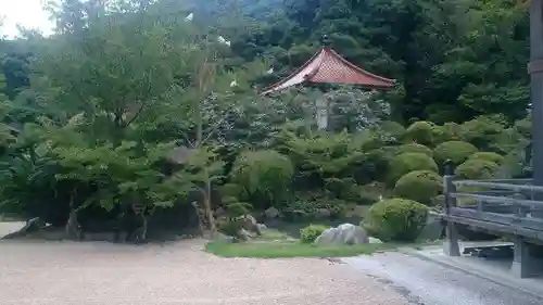 高座石寺の庭園