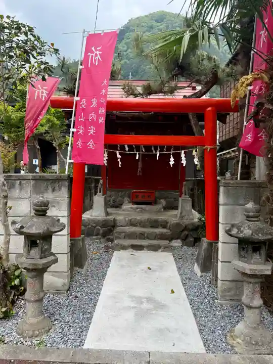 大木戸稲荷神社の{uncategorized: "未分類", other: "その他", undefined: "問題あり", building: "その他建物", grave: "お墓", sacred_gate: "鳥居", guardian: "狛犬", statue: "像", buddha: "仏像", history: "歴史", nature: "自然", garden: "庭園", animal: "動物", pagoda: "塔", temizu: "手水舎", mountain_gate: "山門・神門", sanctuary: "本殿・本堂", subordinate: "末社・摂社", art: "芸術", scenery: "景色", jizo: "地蔵", ema: "絵馬", goshuin: "御朱印", omikuji: "おみくじ", items: "授与品その他", amulet: "お守り", goshuincho: "御朱印帳", eats: "食事", festival: "お祭り", votive_dance: "神楽", shichigosan: "七五三参", wedding: "結婚式", experience: "体験その他", initially: "初詣", around: "周辺", anti_infection: "感染症対策"}
