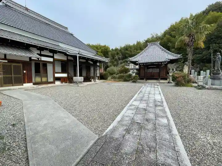 法泉寺の{uncategorized: "未分類", other: "その他", undefined: "問題あり", building: "その他建物", grave: "お墓", sacred_gate: "鳥居", guardian: "狛犬", statue: "像", buddha: "仏像", history: "歴史", nature: "自然", garden: "庭園", animal: "動物", pagoda: "塔", temizu: "手水舎", mountain_gate: "山門・神門", sanctuary: "本殿・本堂", subordinate: "末社・摂社", art: "芸術", scenery: "景色", jizo: "地蔵", ema: "絵馬", goshuin: "御朱印", omikuji: "おみくじ", items: "授与品その他", amulet: "お守り", goshuincho: "御朱印帳", eats: "食事", festival: "お祭り", votive_dance: "神楽", shichigosan: "七五三参", wedding: "結婚式", experience: "体験その他", initially: "初詣", around: "周辺", anti_infection: "感染症対策"}