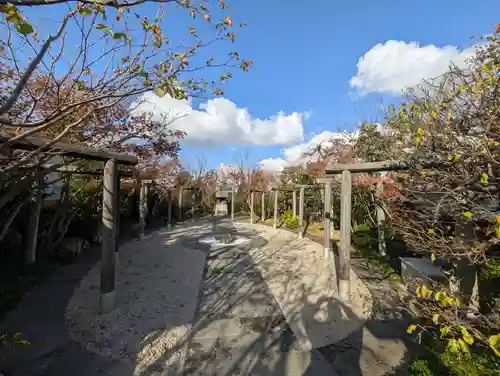 鉄道神社の庭園