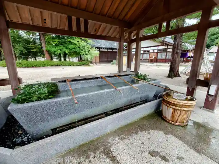 射水神社の手水舎